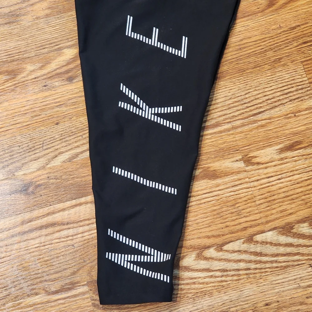 NIKE Dri-Fit Size Large High Waist Capri Crop Black Leggings